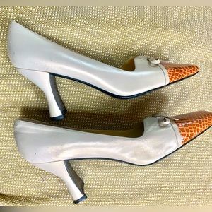 Bellini 2 toned leather pumps. Approximately 2.5 inch heel.